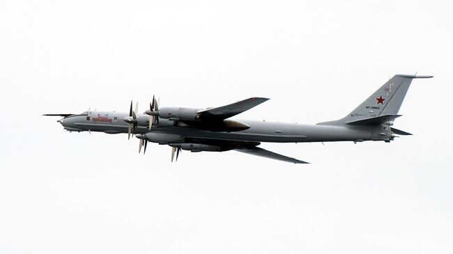 Противолодочный турбовинтовой самолет ВВС России Ту-142 Александр Можайский во время пролета над кораблями НАТО в Норвежском море. 2 ноября 2018