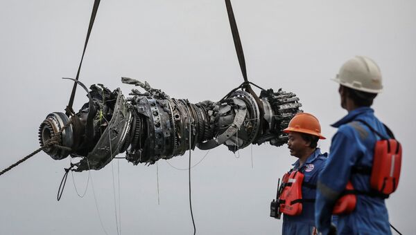 Спасатели поднимают двигатель разбившегося самолета Lion Air JT610. Архивное фото