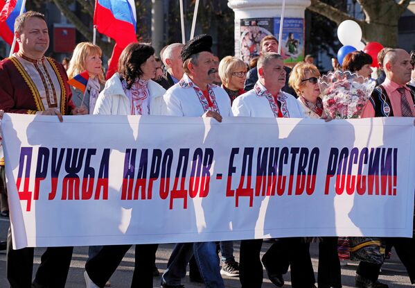 Участники праздничное шествия, посвященного Дню народного единства в Севастополе