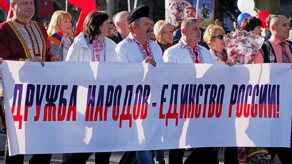 Участники праздничное шествия, посвященного Дню народного единства в Севастополе