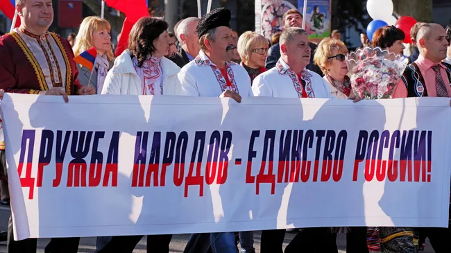 Участники праздничное шествия, посвященного Дню народного единства в Севастополе