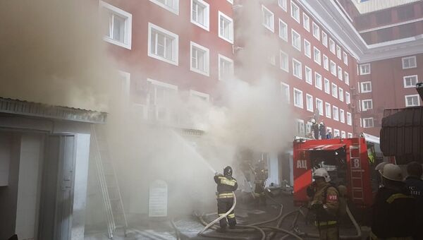 Сотрудники МЧС во время пожара в городе Ставрополь по улице Советская 16. 4 ноября 2018