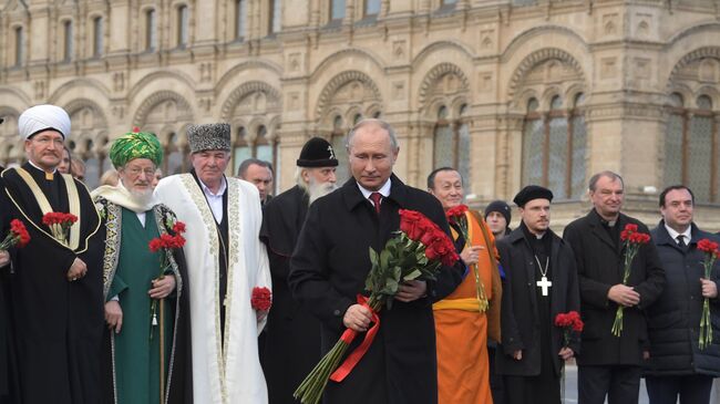 Президент РФ Владимир Путин на церемонии возложения цветов к памятнику Кузьме Минину и Дмитрию Пожарскому