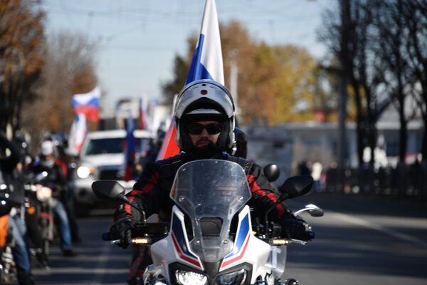 Мотоциклист на праздновании Дня народного единства в Симферополе