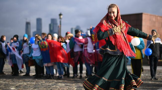 Волонтеры во время флешмоба, где будут развернуты флаги всех 85 регионов России в честь Дня народного единства на Поклонной горе в Москве