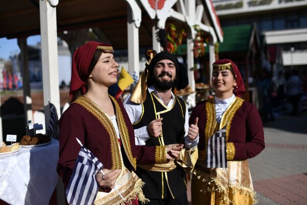 Артисты в национальных костюмах на Праздновании Дня народного единства на площади в Симферополе