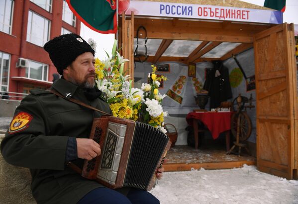 Фестиваль национальных культур в честь Дня народного единства на площади Ленина в Новосибирске