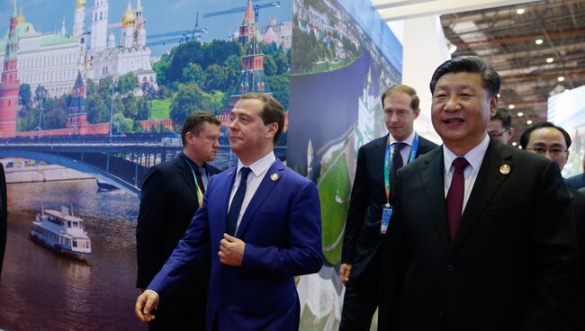 Председатель правительства РФ Дмитрий Медведев и председатель КНР Си Цзиньпин в Шанхае. 5 ноября 2018