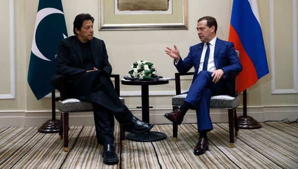 Председатель правительства РФ Дмитрий Медведев и премьер-министр Пакистана Имран Хан во время встречи в Шанхае. 5 ноября 2018