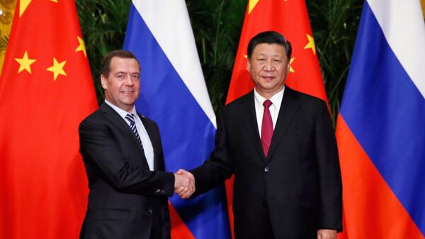 Председатель правительства РФ Дмитрий Медведев и председатель КНР Си Цзиньпин