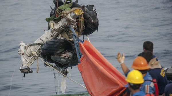 Спасатели поднимают часть посадочной шестерни разбившегося самолета Lion Air JT610. 4 ноября 2018