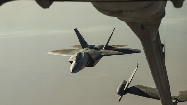 Американский истребитель F-22 Raptor над территорией Сирии. Архивное фото