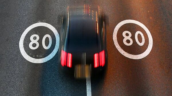 Знаки ограничения скорости 80 км/ч на дороге