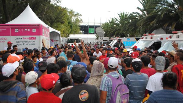 Мигранты из Гондураса в лагере на территории спортивного компекса Магдалена-Мишука, Мехико