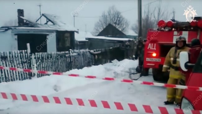 Сотрудники МЧС на месте пожара в городе Юрга Кемеровской области. 6 ноября 2018