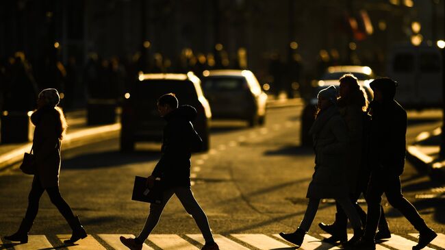 Прохожие на пешеходном переходе. Архивное фото