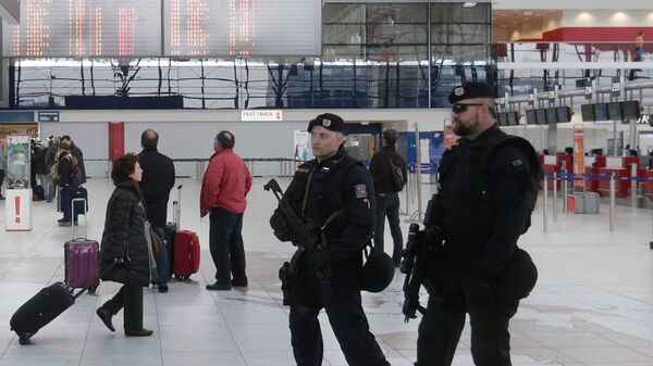 Полицейские в аэропорту в Праге. Архивное фото