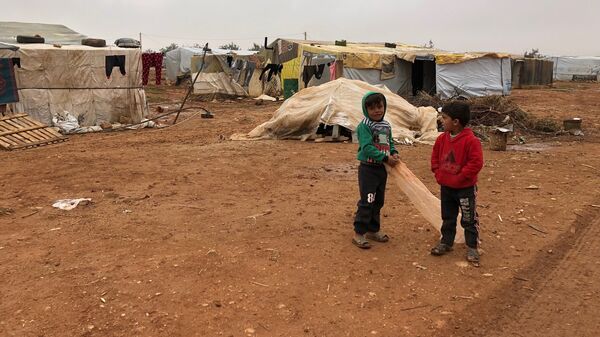 Стихийный палаточный городок сирийских беженцев в долине Бекаа в Ливане