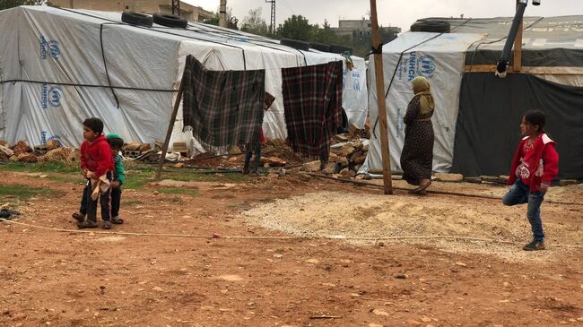 Стихийный палаточный городок сирийских беженцев в долине Бекаа в Ливане