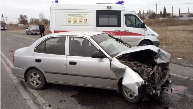 Столкновение автомашин Лада Приора и Хендэ Акцент на выезде из поселка Краснооктябрьский города Волжского. 6 ноября 2018