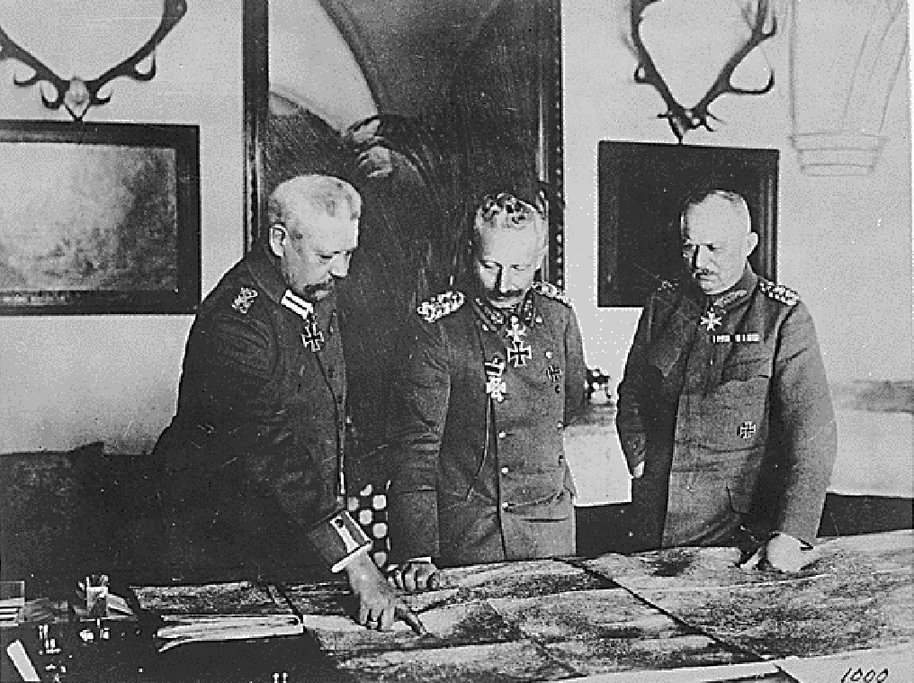 Генерал фон Гинденбург, кайзер Вильгельм и генерал Людендорф в германском генеральном штабе. Январь 1917 года - РИА Новости, 1920, 16.10.2020
