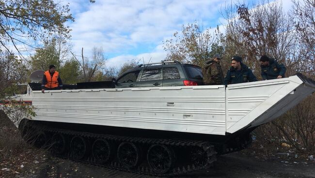 Спасатели Ростовской области во время эвакуации транспортных средств с Зеленого острова. 6 ноября 2018