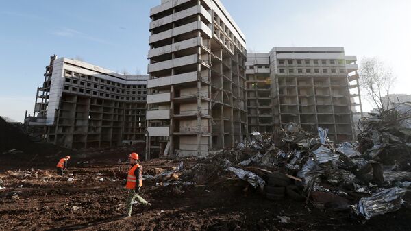  Снос недостроенного здания больницы на Клинской улице в Москве. 6 ноября 2018 