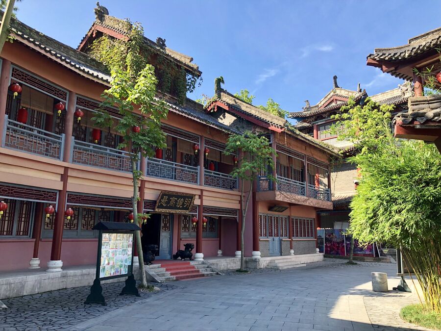Одно из зданий в центре киноматографии «Цинминшанхэту», Хэньдян, Чжэцзян, Китай 