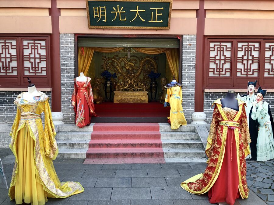 Пункт проката национальных костюмов в центре киноматографии «Цинминшанхэту», Хэньдян, Чжэцзян, Китай 