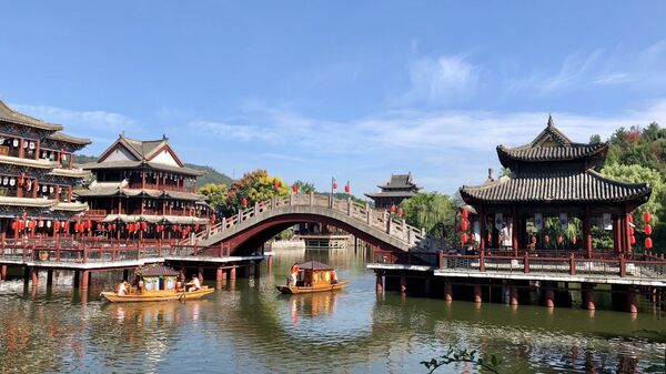 Вид на пруд в центре киноматографии “Цинминшанхэту”, Хэньдян, Чжэцзян, Китай