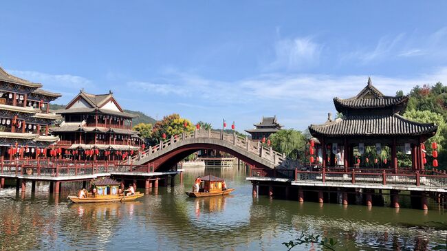 Вид на пруд в центре киноматографии “Цинминшанхэту”, Хэньдян, Чжэцзян, Китай