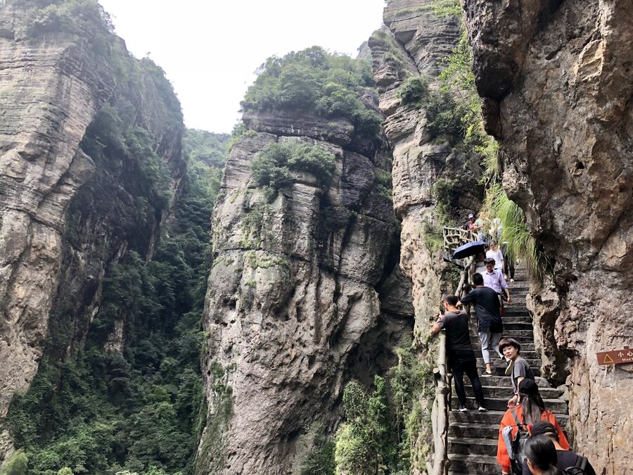 Туристы в геологическом парке Яньданшань, Чжэцзян, Китай