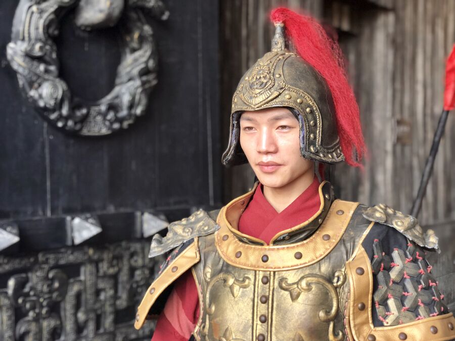 Стражник на входе дворец Циньван, Чжэцзян, Китай  