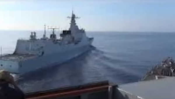 Опубликовано видео опасного сближения военных кораблей США и Китая. Скриншот
