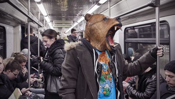 Работа немецкого фотографа Фрэнка Херфорта Медведь в метро