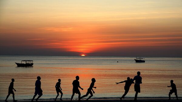 Игра в футбол на пляже Занзибара, Танзания