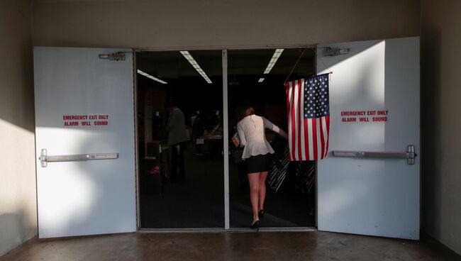 Голосование на примежуточных выборах на избирательном участке в городе Санта-Ана, штат Калифорния, США. 6 ноября 2018