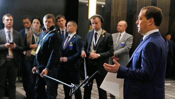 Председатель правительства РФ Дмитрий Медведев во время подхода к представителям российских СМИ. 7 ноября 2018