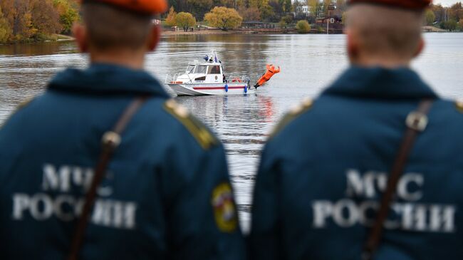 Сотрудники Московской городской поисково-спасательной службы на водных объектах во время подготовки к работе в зимний период