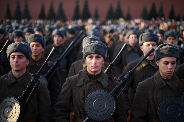 Участники марша, посвященного 77-летию военного парада 1941 года, на Красной площади в Москве Участники марша, посвященного 77-летию военного парада 1941 года, на Красной площади в Москве