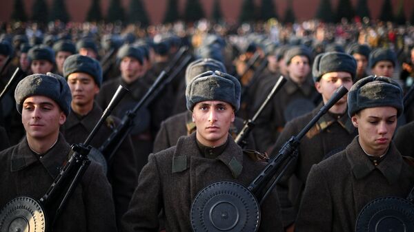 Участники марша, посвященного 77-летию военного парада 1941 года, на Красной площади в Москве