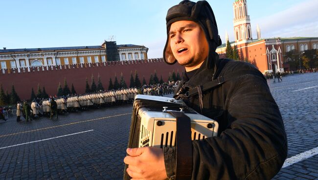 Участники марша, посвященного 77-летию военного парада 1941 года, на Красной площади в Москве. Архивное фото