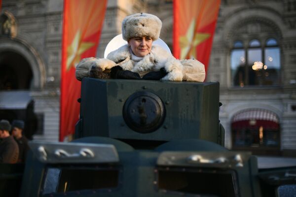 Участница марша, посвященного 77-летию военного парада 1941 года, на Красной площади в Москве Участница марша, посвященного 77-летию военного парада 1941 года, на Красной площади в Москве