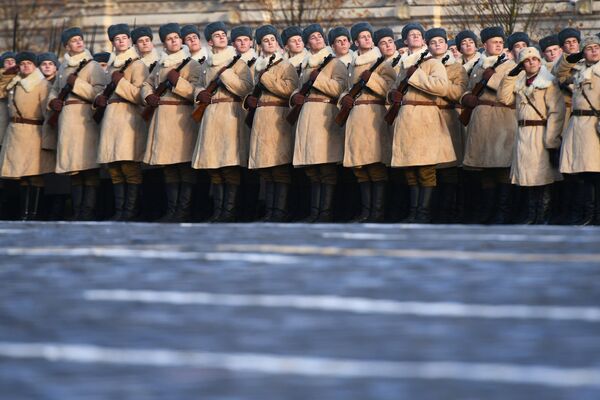Участники марша, посвященного 77-летию военного парада 1941 года, на Красной площади в Москве Участники марша, посвященного 77-летию военного парада 1941 года, на Красной площади в Москве
