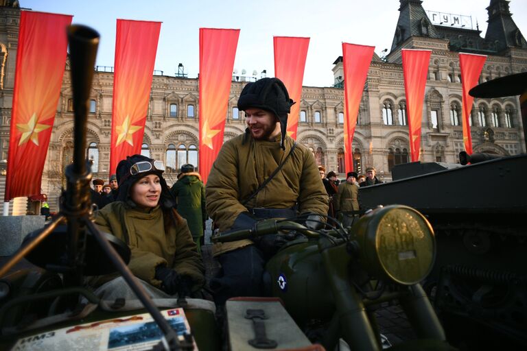 Участники марша, посвященного 77-летию военного парада 1941 года, на Красной площади в Москве