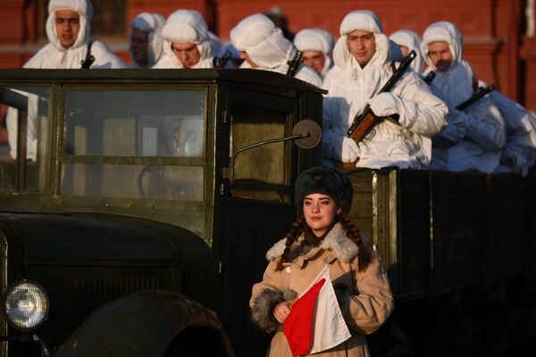 Участники марша, посвященного 77-летию военного парада 1941 года, на Красной площади в Москве Участники марша, посвященного 77-летию военного парада 1941 года, на Красной площади в Москве