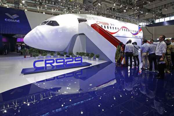 Презентация макета российско-китайского самолета CR929 на Чжухайском авиасалоне