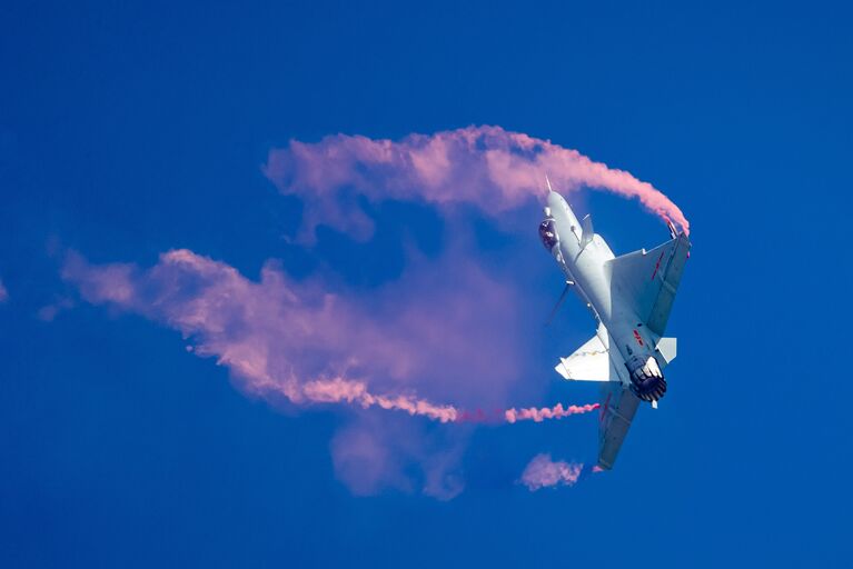 Истребитель J-10B ВВС Китая во время выступления на Чжухайском авиасалоне