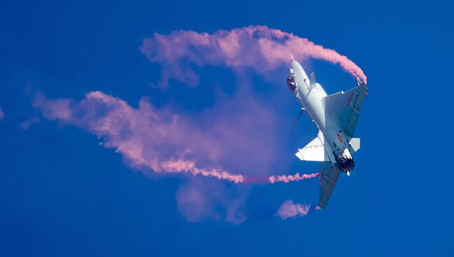 Истребитель J-10B ВВС Китая во время выступления на Чжухайском авиасалоне