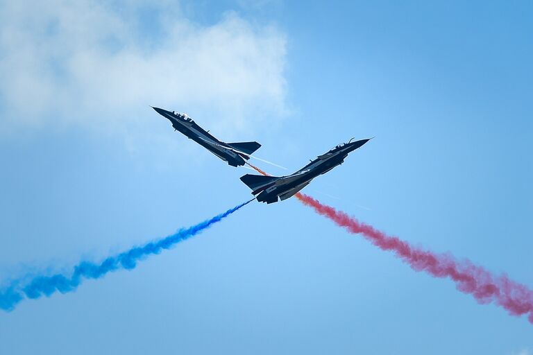 Истребители J-10 ВВС Китая во время выступления на Чжухайском авиасалоне